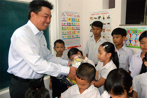 Khơi nguồn cuộc sống mới cho lớp học tình thương Vinh Sơn, Quận 7, Thành phố Hồ Chí Minh.